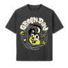 Camiseta unisex gris oscuro efecto tela washed con diseño gráfico de la banda Green Day, ilustración de conejo estilo punk en tonos amarillo y negro, con calaveras y símbolos decorativos.
