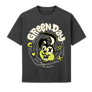 Camiseta unisex gris oscuro efecto tela washed con diseño gráfico de la banda Green Day, ilustración de conejo estilo punk en tonos amarillo y negro, con calaveras y símbolos decorativos.