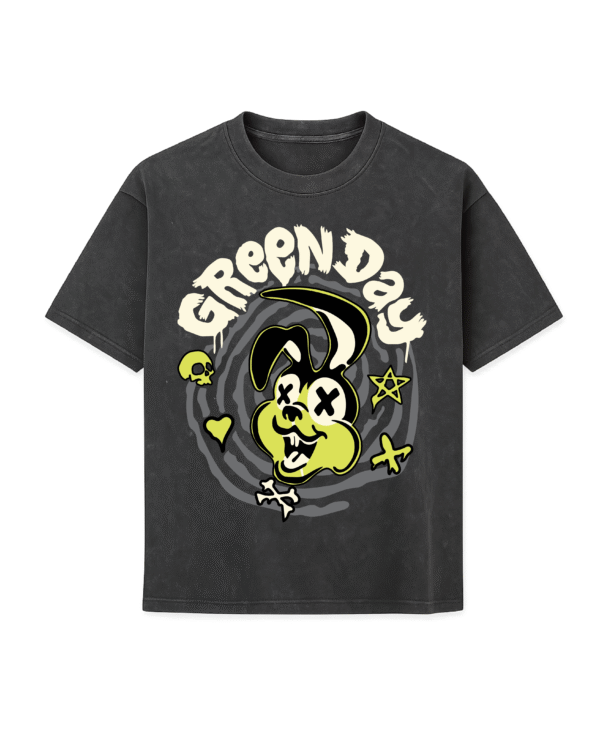 Camiseta unisex gris oscuro efecto tela washed con diseño gráfico de la banda Green Day, ilustración de conejo estilo punk en tonos amarillo y negro, con calaveras y símbolos decorativos.